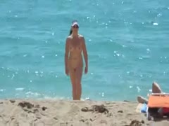 Nude amateur milf acquires caught on my hidden web camera on a beach 